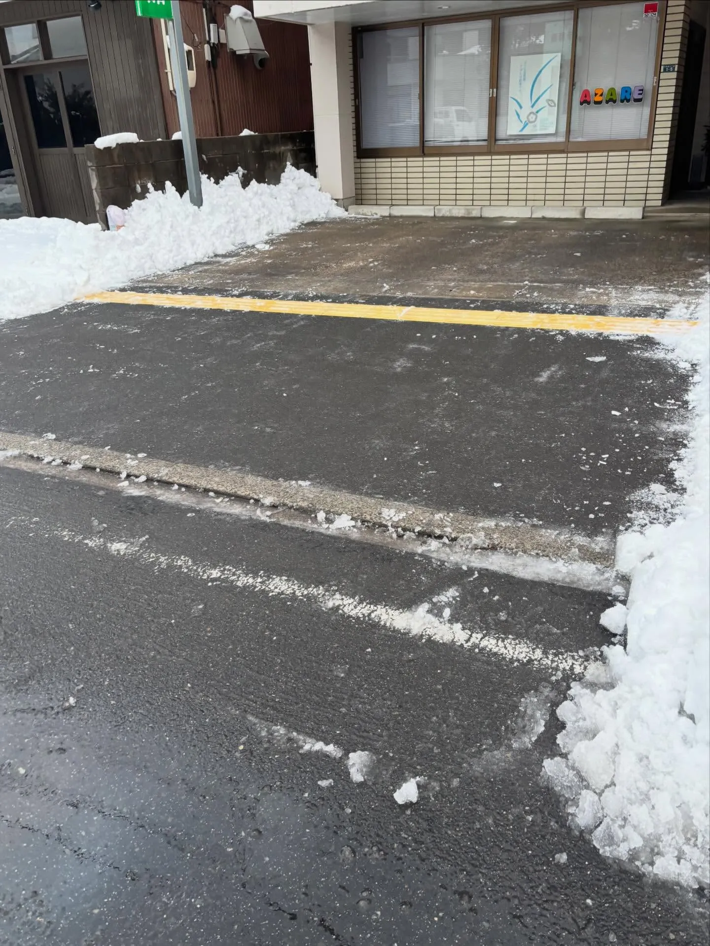 松江市の皆様、一軒家や会社駐車場など除雪作業まだ受けたまわり...